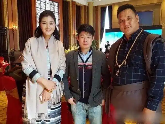 降央卓玛全家照片流出儿子超可爱老公魁梧低调帅爆了