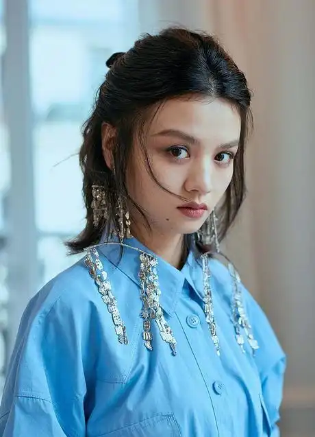 范丞丞巴黎看秀精致帅气 春夏杨丞琳一个美一个酷