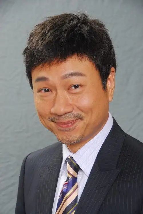 1964年5月4日出生于香港,祖籍广东省汕尾市海丰县,中国香港男演员