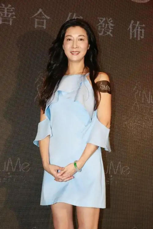 吴绮莉义卖卓林儿时画作,称女儿长大只可从旁提醒