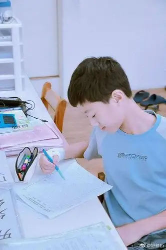 3小时候的赖冠霖0606小小霖真的太可爱啦!