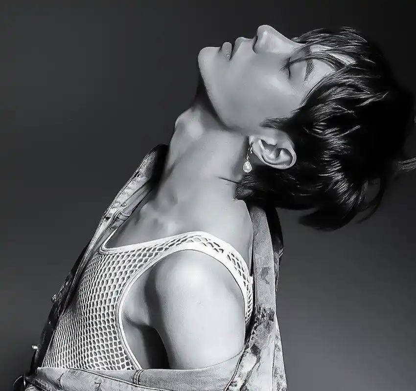 王一博:豹系帅哥的无限魅力 王一博侧脸照片的热议不仅仅是对王一博