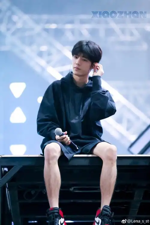 肖战#午休吸口彩排的发带小赞