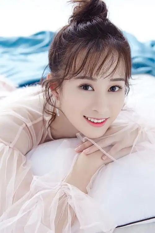 近日,演员韩烨曝光一组清新写真,照片中韩烨扎着甜美的丸子头笑容甜美