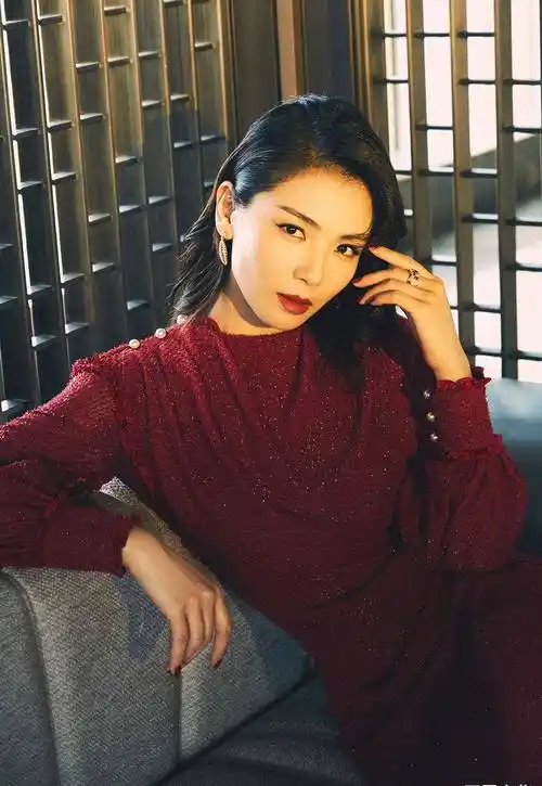 刘涛新造型真漂亮一身港式复古红裙气质十足配卷发太美了