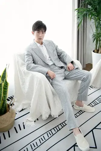 季肖冰绅士大片曝光浅色西装尽显优雅格调