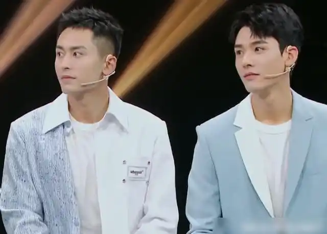 龚俊现场秀腹肌谁注意张哲瀚的动作真的是多此一举