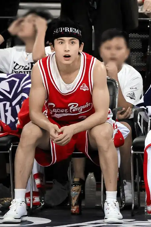 张哲瀚# 哈喽,你是在搜索身高181,运动细. 来自moli_jl - 微博