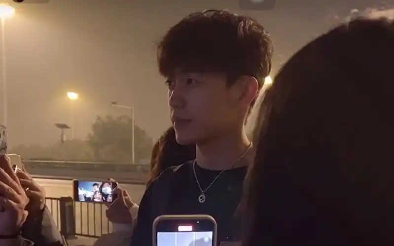 余庆伟2219王不染文丹章雨婷无效接机记