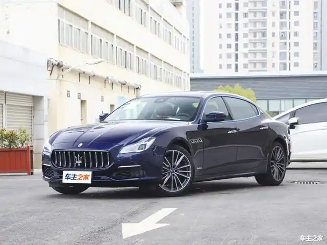 尾部设计动感十足,双色尾灯警示感明显,中间的玛莎拉蒂标识表明了它的