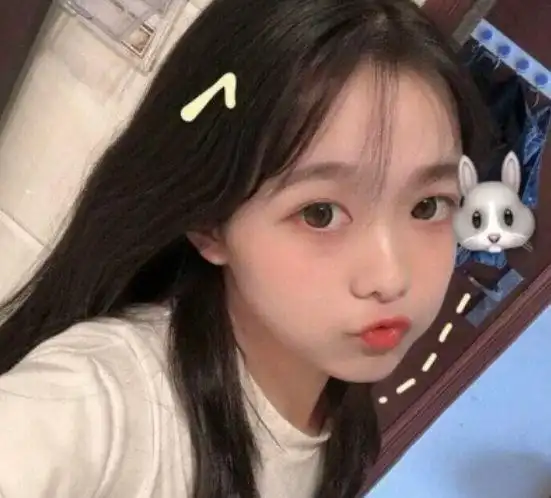 初中女生长发及腰不合校规学校要求学生统一发型女生含泪剪发