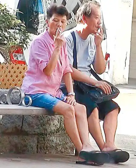 李修贤曾与周润发齐名,如今老得认不出来,老婆长这个样子