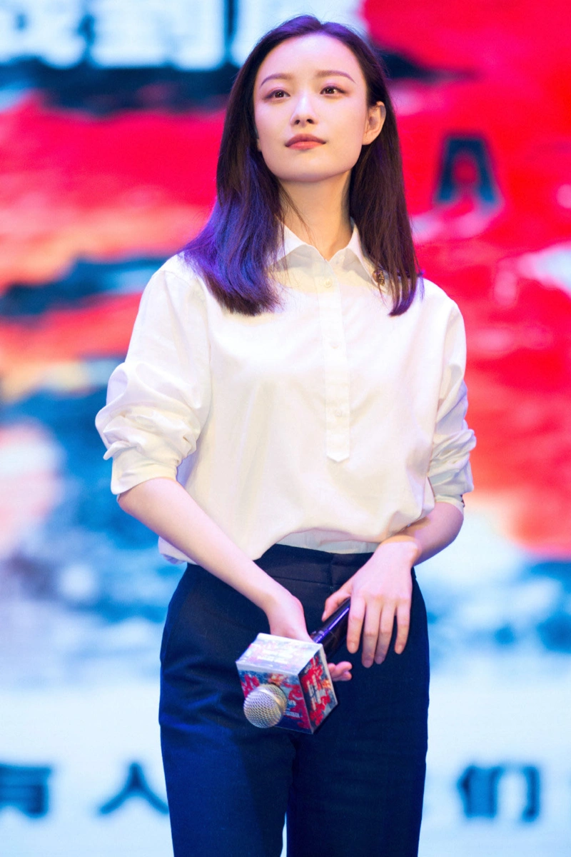 原创31岁的倪妮真的气质女神,白色衬衫配黑色阔腿裤,意外穿出高级感