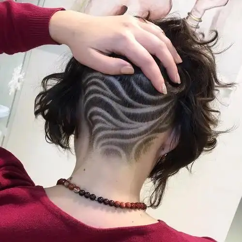 潮流,又称刻发,发刺青,纹身不光能在身上,头发上也能有自己独特的纹身