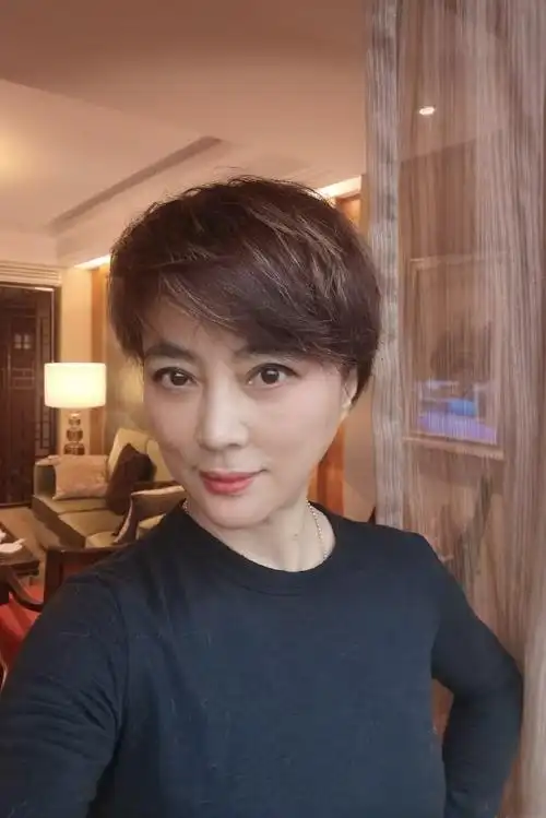 58岁李玲玉携子逛街,穿西装戴翡翠贵气十足,儿子挂佛珠很佛系