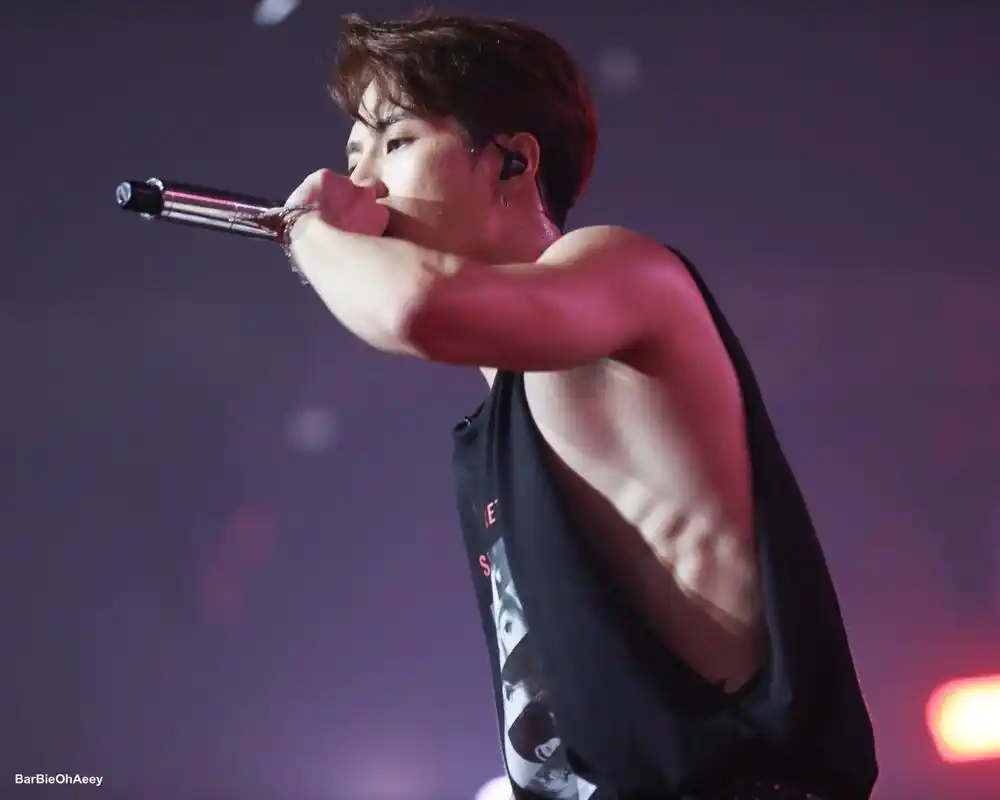 本来王嘉尔的颜值就很好,再配上这肌肉真的是绝了!