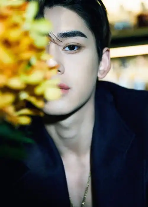 走起复古风的黄旭熙 港味十足彰显帅气