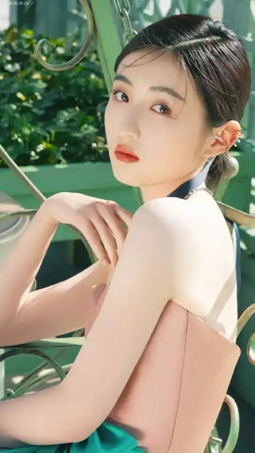 张子枫午后瑰园大片