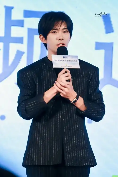 易烊千玺任chc影迷电影频道形象大使##易烊千玺竖纹