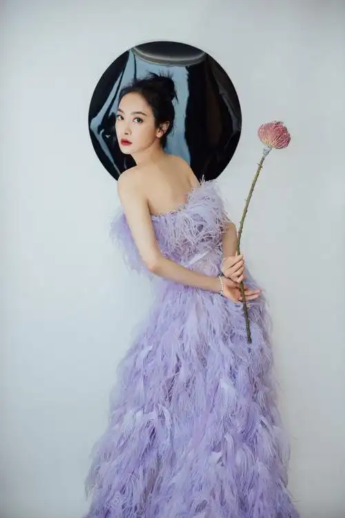 宋茜出席2020微博之夜获得年度突破演员荣誉