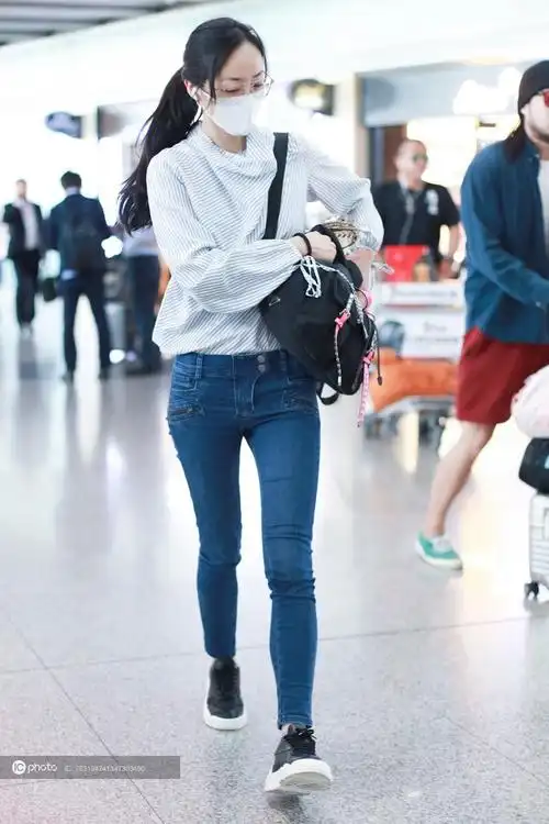 街拍韩雪loewe条纹衬衫牛仔裤黑色板鞋双肩包清新文艺