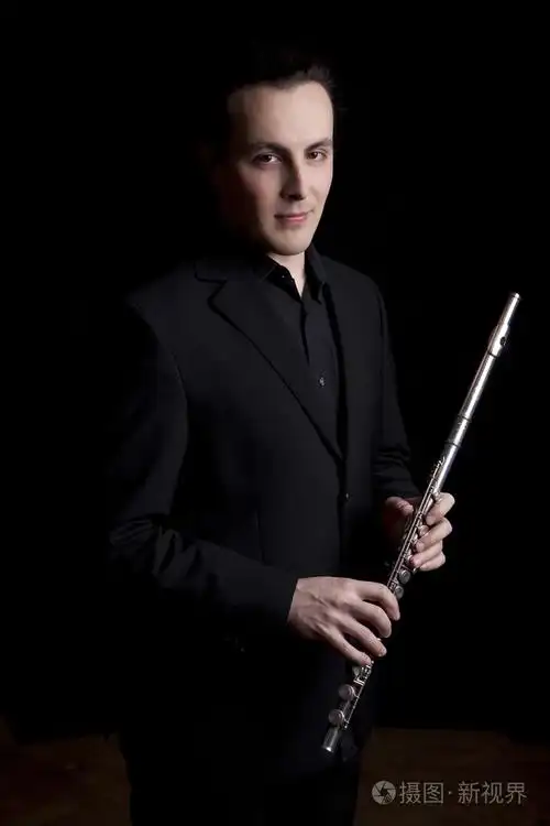 黑色背景上吹长笛专业长笛演奏家音乐家