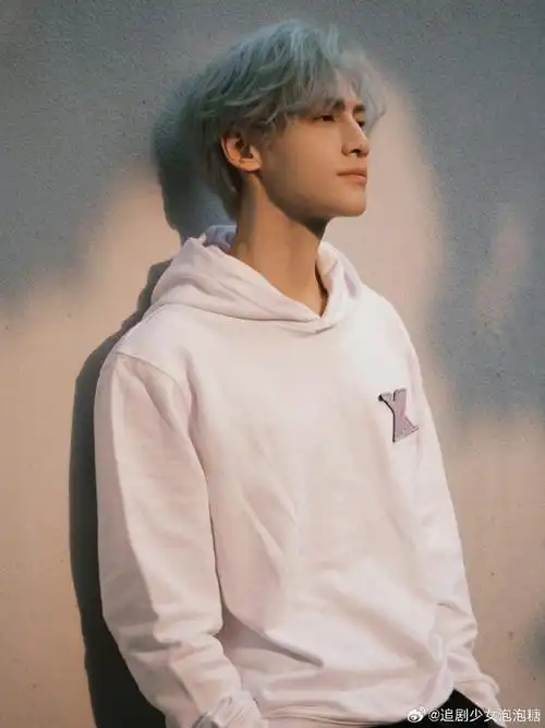 罗云熙银发白卫衣##罗云熙又染了白发#  罗云熙白发造型,妥妥撕漫 !!