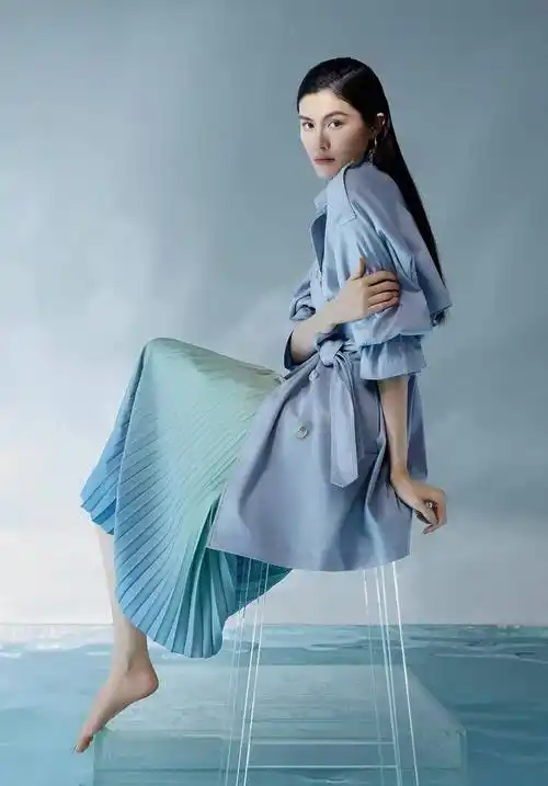 超模何穗拍写真,收腰风衣配蓝绿色渐变百褶半身裙清爽优雅很春天_时尚