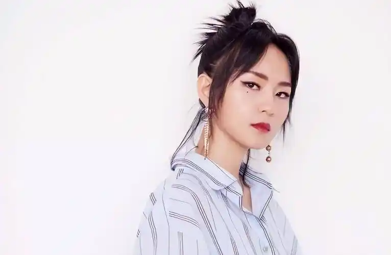 周笔畅:05年超女出道,从爆红到跌落低谷,她到底经历了什么?