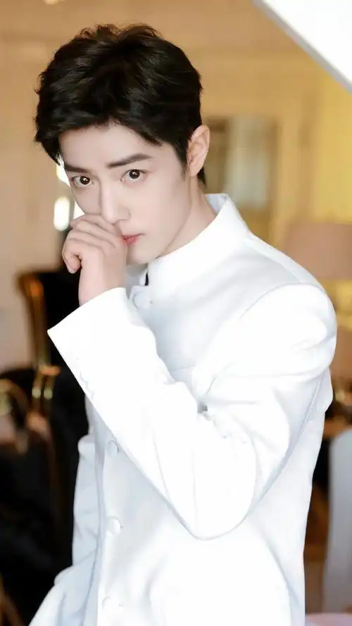 肖战##肖战我喜欢你#阳光打在侧脸上真的太好看了!