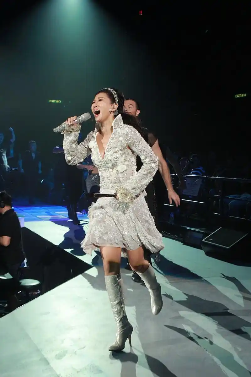 叶倩文演唱会激情热舞,只看画面中飞扬的裙裾,就知道舞姿有多劲爆