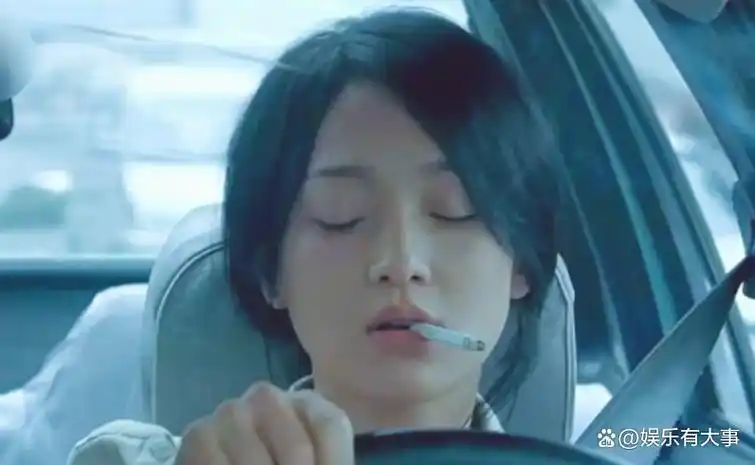 被称为烟鬼的几位女明星,周冬雨烟不离手,刘亦菲14岁抽烟真意外