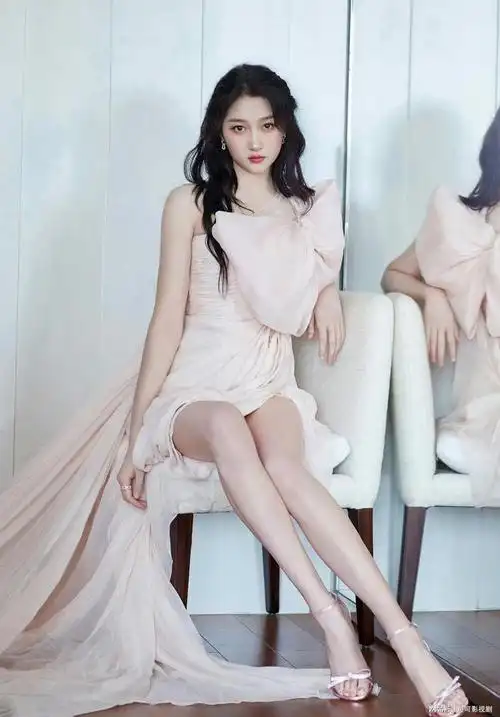 关晓彤皮肤白皙身材窈窕令人神往