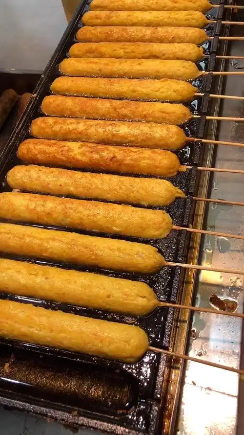 夜市3元一根的秘制烤肠,外皮金黄,夜市排队才能吃的到!