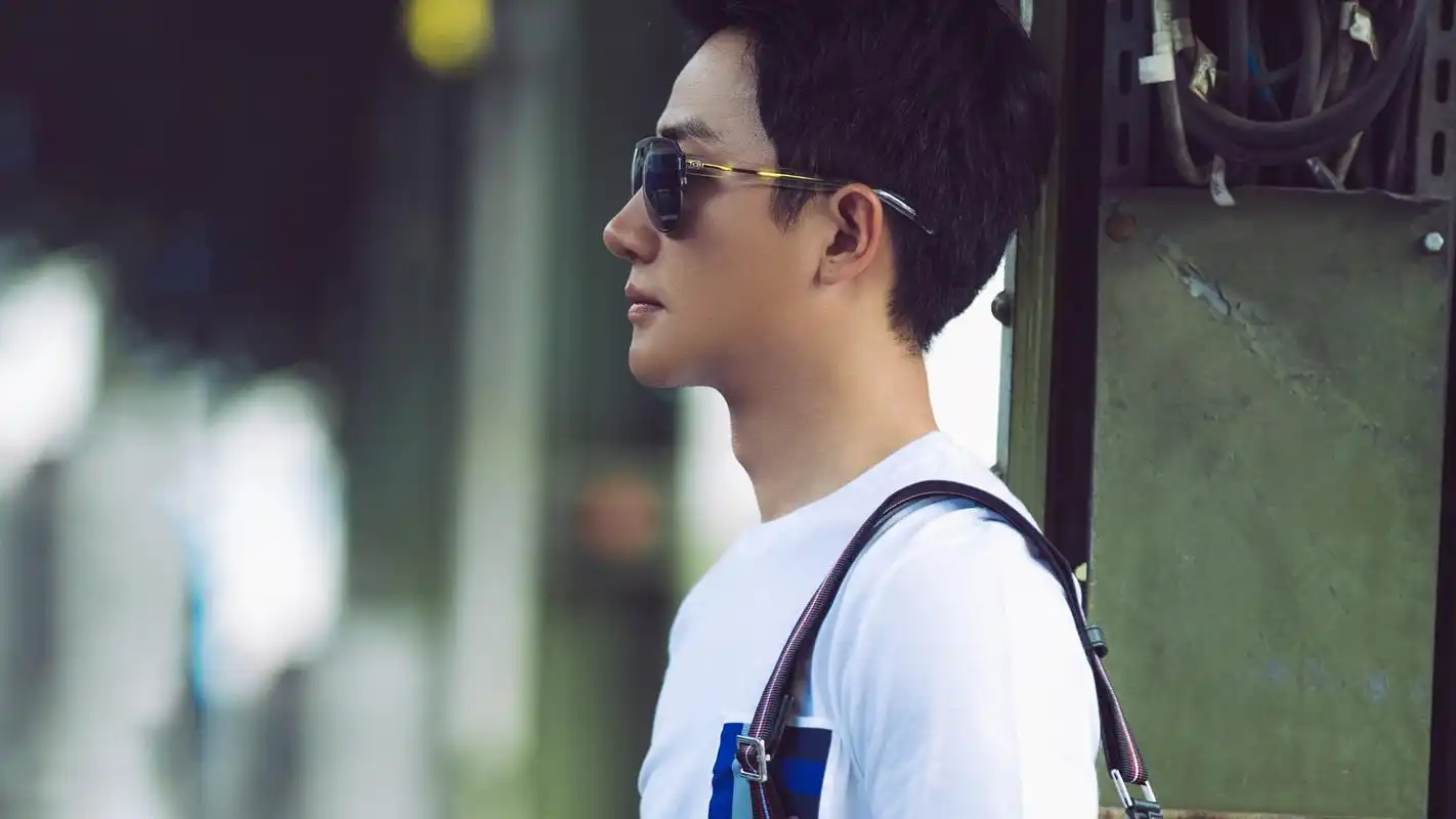 帅气型男黄轩街拍高清桌面壁纸