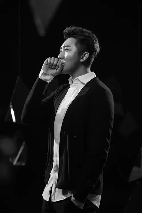 5 关喆感动呈现全新单曲  《黑白》唱出撕心痛楚