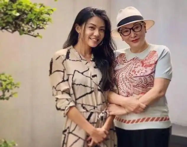 汤珈铖则与这位网传正牌女友一起与林青霞亲密合影.