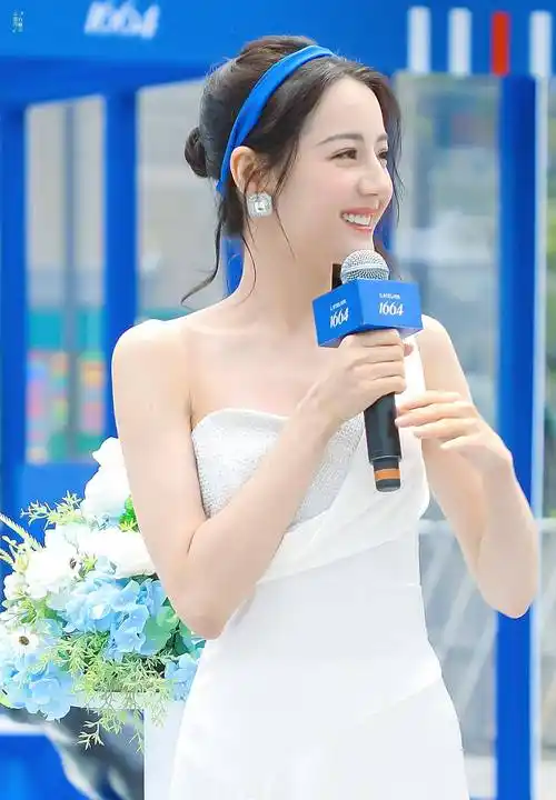 迪丽热巴出席活动,身穿高开叉一字肩连衣裙,微微一笑,少女感十足_照片