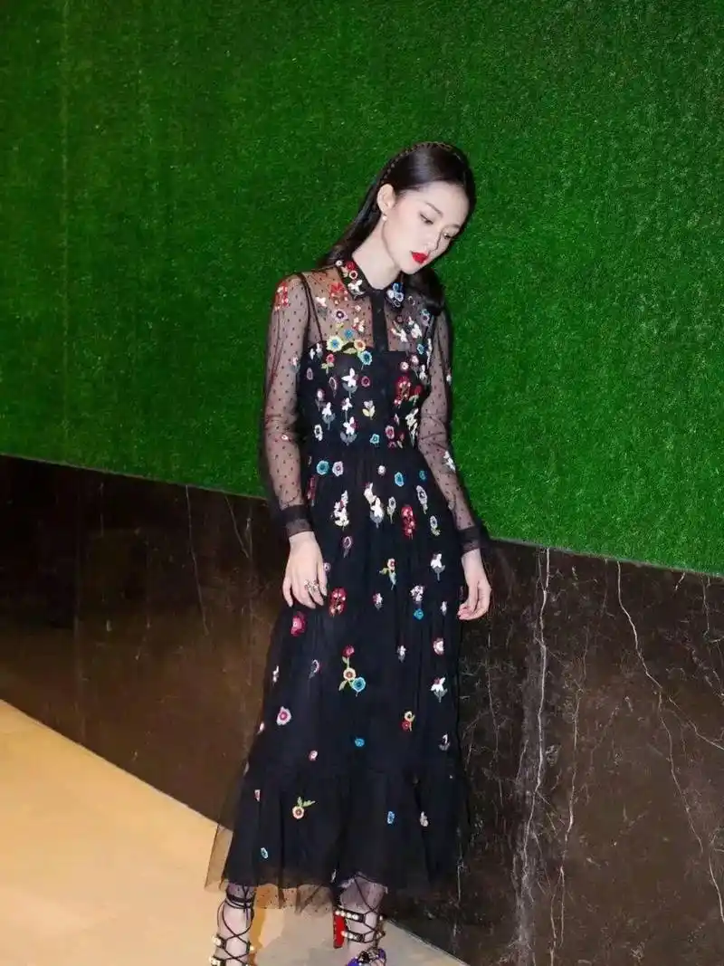 李沁黑色蕾丝花裙的装扮