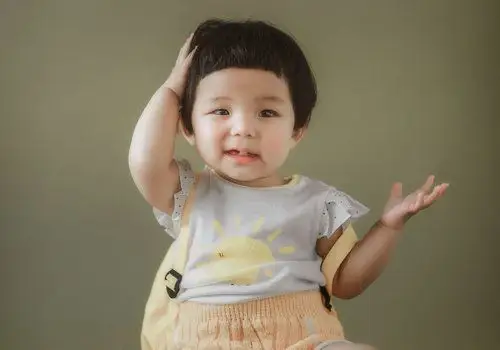 小女孩适合剪什么短发 1到3岁女童简约短发设计打造最萌小萝莉_发型