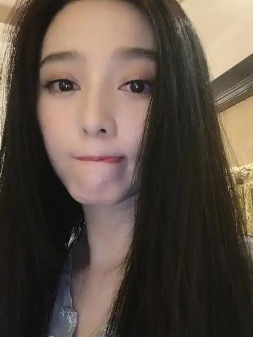 衣服的领口形状对于脸型有一定的修饰效果,范冰冰虽然是小v脸,但是她