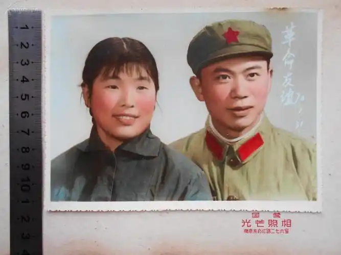 老照片【70年代,军人结婚照(革命友谊),2张】手工上色,有衬板