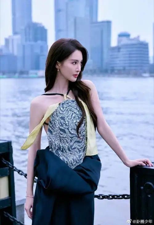 金晨闪钻吊带裙##金晨吊带裙好多钻石