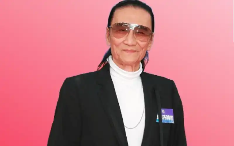 当年谢贤赌博欠下巨款,妻子狄波拉洗漱打扮后,摸黑敲开赌王的门