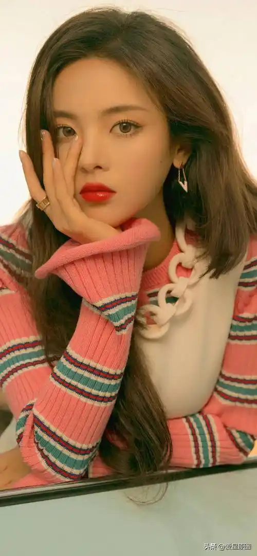 了中国内地新星杨超越各个时期经典的艺术超清原图写真壁纸七十七张供