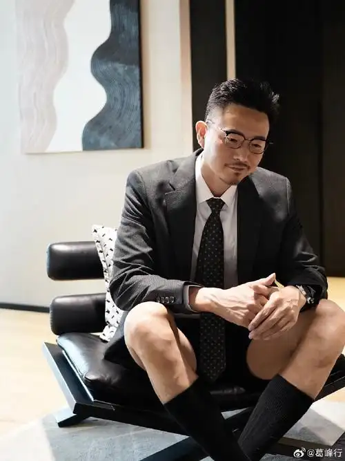 40岁大叔周末的一天西装客超话型男帅哥窝超话#正装##西装