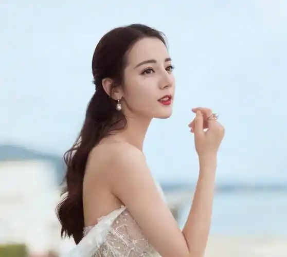 迪丽热巴和白裙的默契度太美了_连衣裙_白色_好身材