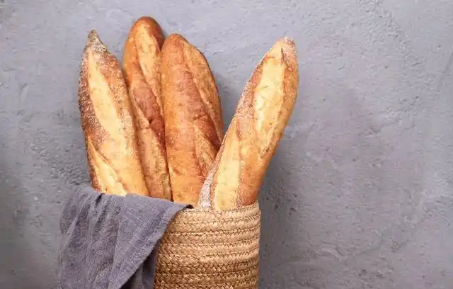 法式面包,表皮松脆,内质柔软而有韧性,麦香味浓郁,是西方人的主食面包