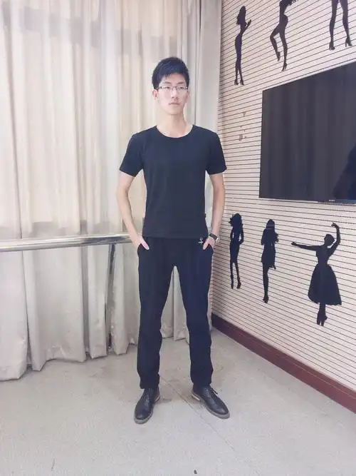 姓名:叶旭鑫 身高:186cm 体重:63kg