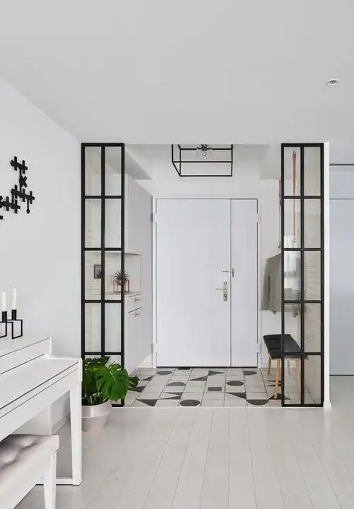 黑框玻璃搁架,将不大的玄关塑造成独立的小区域,精致小巧.